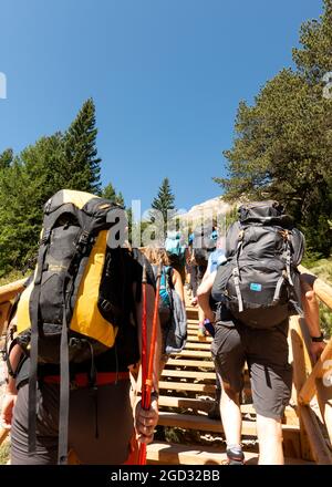 Wanderer klettern auf neu gebauten steilen Treppen von Holzboardwalk in Pirin Nationalpark und Reserve, Pirin Berg, Bulgarien, Balkan Stockfoto