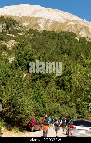 Geparkte Autos an Wanderwegen Bereich am Fuße des Vihren Peak in Pirin Nationalpark und Reserve, Pirin Berg, Bulgarien, Balkan, Europa Stockfoto