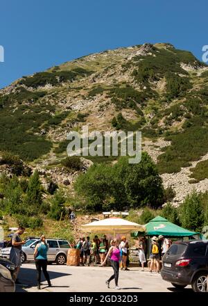 Wandern In Bulgarien. Wanderer an einem Verkaufszelt für Erfrischungen auf der Vihren Hütte im Pirin Nationalpark und Naturschutzgebiet, Pirin Berg, Bulgarien, Balkan Stockfoto