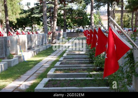 Grabsteine türkischer Soldaten KIA (in Aktion getötet) mit roten türkischen Flaggen auf dem Martyrium der Luftwaffe Eskisehir/Türkei Stockfoto