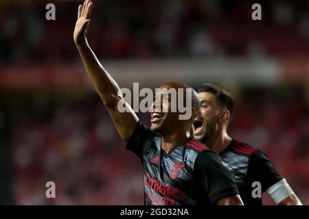 Lissabon, Portugal. August 2021. Joao Mario von SL Benfica (L) feiert am 10. August 2021 im Luz-Stadion in Lissabon, Portugal, nach einem Tor während der dritten Qualifikationsrunde der UEFA Champions League, einem Fußballspiel der zweiten Etappe zwischen SL Benfica und Spartak Moskva. (Bild: © Pedro Fiuza/ZUMA Press Wire) Stockfoto