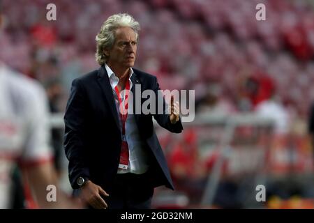 Lissabon, Portugal. August 2021. Benficas Cheftrainer Jorge Jesus deutet während des dritten Qualifikationsrunden der UEFA Champions League im Fußballspiel der zweiten Etappe zwischen SL Benfica und Spartak Moskva am 10. August 2021 im Luz-Stadion in Lissabon, Portugal. (Bild: © Pedro Fiuza/ZUMA Press Wire) Stockfoto