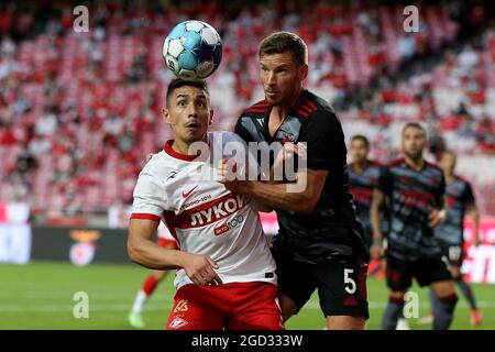 Lissabon, Portugal. August 2021. Ezequiel Ponce von Spartak Moskva (L) steht am 10. August 2021 im Luz-Stadion in Lissabon, Portugal, während der dritten Qualifikationsrunde der UEFA Champions League im Fußballspiel der zweiten Etappe zwischen SL Benfica und Spartak Moskva vor Jan Vertonghen von SL Benfica. (Bild: © Pedro Fiuza/ZUMA Press Wire) Stockfoto