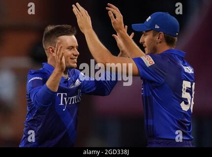 Der Londoner Spirit Bowler Mason Crane feiert mit Brad Wheal, nachdem er während des Hundert-Matches im Emirates Old Trafford, Manchester, Manchester, die Manchester Originals von Manchester im Dickicht erobert hat. Bilddatum: Dienstag, 10. August 2021. Stockfoto