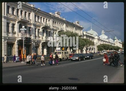 Chernavinskii Prospekt (heute Lenin-Straße), Moscow Trading Rows (1904) und Vikula Morozov Building, zusammen mit der Wolga-Kama Bank of Commerce (1904), veranschaulichen die Entwicklung von Omsk als bedeutendes sibirisches Geschäftszentrum vor dem Ersten Weltkrieg, Omsk, Russland 1999. Stockfoto