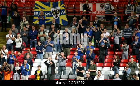 AFC Wimbledon-Fans feiern nach dem ersten Spiel des Carabao Cup im Londoner Valley. Bilddatum: Dienstag, 10. August 2021. Stockfoto