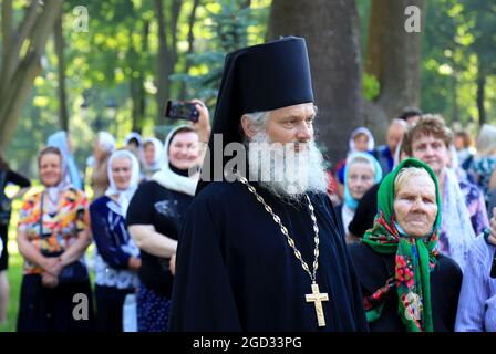 Ein orthodoxer Priester in Kirchenkleidung steht zusammen mit Gemeindemitgliedern auf den Straßen von Kiew. Religiöser Ritus, Feiertag in einer christlichen Kathedrale. Kiew Stockfoto