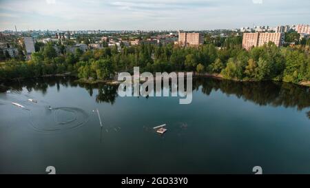 Luftpanorama auf Wake Park Erholungsgebiet am Sommersee Komsomolske Ozero in Kharkiv, Ukraine Stockfoto