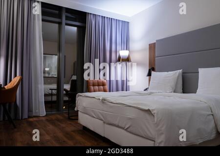 Standardzimmer im Courtyard by Marriott Berlin City Centre Hotel, Deutschland Stockfoto