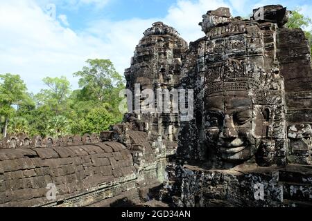 Kambodscha Krong Siem Reap Angkor Wat - Bayon Tempel Gesichter in Steinmauern geschnitzt Stockfoto