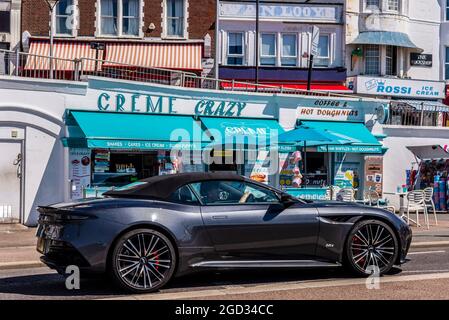 Aston Martin DBS Superleggera V12 Grand Tourer Supersportwagen an den Pier Arches Cafés unter Pier Hill in Southend on Sea, Essex, Großbritannien. Geschäftshändler Stockfoto