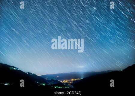 Startrail über Dörfer in der Serra de Gêres Stockfoto