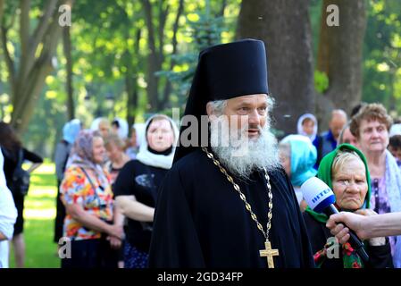 Ein orthodoxer Priester in Kirchenkleidung steht zusammen mit Gemeindemitgliedern auf den Straßen von Kiew. Religiöser Ritus, Feiertag in einer christlichen Kathedrale. Kiew Stockfoto