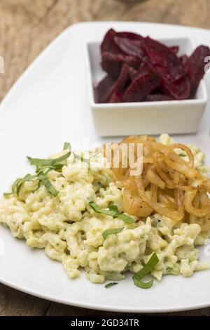 schwäbische Pasta mit Bärlauch auf einem Teller Stockfoto