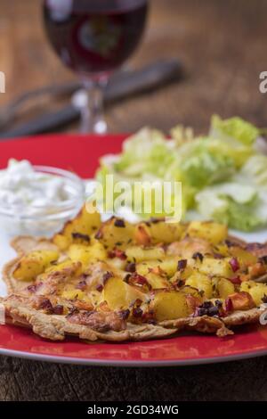 österreichischer Pfannkuchen mit Kartoffeln und Salat Stockfoto