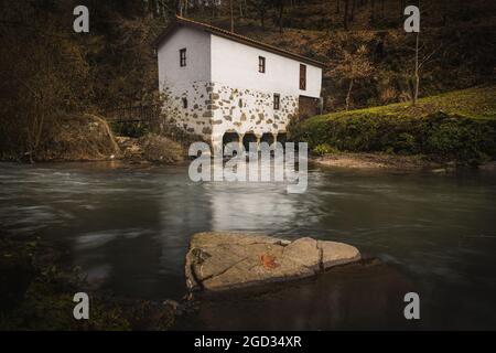 Alte Mühle am Fluss im Parque Molinológico de UL Stockfoto