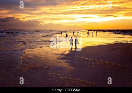 Touristen versammeln sich im Park West am Pensacola Beach, während die Wellen des Turks Michael den Golf am 9. Oktober 2018 in Pensacola, Florida, aufwühlen. Stockfoto