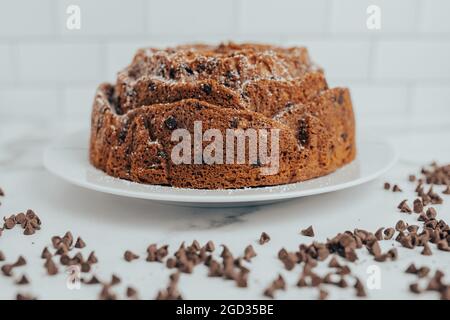 Ein kunstvoller und dekorativer hausgemachter und frischer Schokoladensplitterkuchen Stockfoto