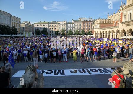 Krakau, Polen - 10 2021. August: Menschenmassen demonstrieren in Krakau gegen die Blaskierung des Fernsehsenders TVN durch Regierung und Regierungspartei Law and Justice. Stockfoto