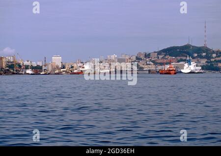 Hafen Wladiwostok, Blick von der Golden Horn Bay, Wladiwostok, Russland; 2000 Stockfoto