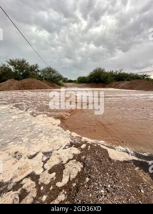 Sturzflut auf einer ländlichen Straße in Arizona nach starkem Regen Stockfoto