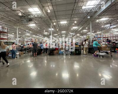 Eine weite Aufnahme des Checkout-Bereichs im Tucson Costco Stockfoto