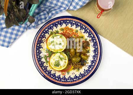Ansicht von oben auf Oliven mit Zitrone und Feta-Käse Stockfoto