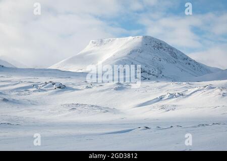 Berge rund um den Kungsleden Trail in der Nähe der Alesjaure Hütte bei Sonnenaufgang im April 2021, Lappland, Schweden Stockfoto