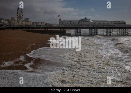 Strandpromenade von Brighton, Riesenrad und Brighton Palace Pier am Morgen, Brighton, England, Großbritannien Stockfoto