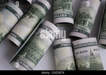 100 Dollar in Rollen Nahaufnahme. Geldhintergrund. Amerikanisches Geld. Stockfoto