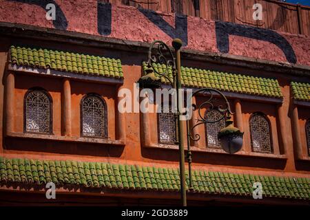 Ein Gebäude in den Straßen von Marrakesch, Marokko Stockfoto