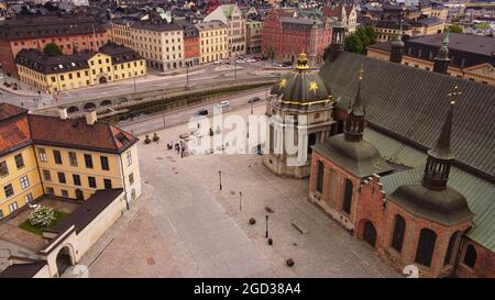 Eine Drohnenaufnahme der Kirche Gamla Stan und Riddarholmskyrkan im alten Zentrum von Stockholm, Schweden Stockfoto