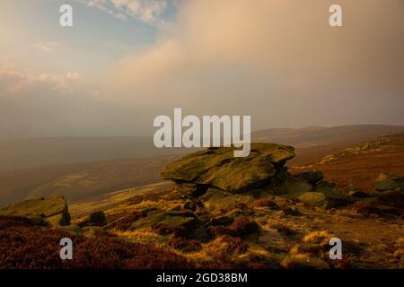 Ein felsiger Wanderweg rund um den Ladybower Stausee bei Sonnenuntergang im Nebel, Dervent, Derbyshire, England Stockfoto