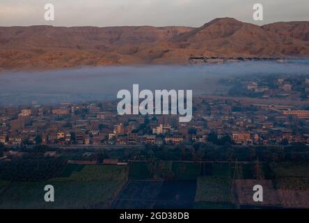 Morgennebel über Luxor, Blick von einem Heißluftballon bei Sonnenaufgang, Luxor, Ägypten Stockfoto