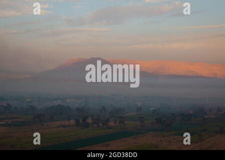 Morgennebel über Luxor, die Aussicht von einem Heißluftballon bei Sonnenaufgang, Luxor, Ägypten Stockfoto