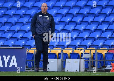 Cardiff, Großbritannien. August 2021. Matt Grey Manager von Sutton United während des Spiels in Cardiff, Großbritannien am 8/10/2021. (Foto von Mike Jones/News Images/Sipa USA) Quelle: SIPA USA/Alamy Live News Stockfoto