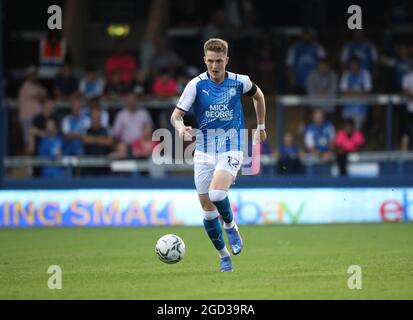 Peterborough, Großbritannien. August 2021. Josh Knight (PU) beim Spiel Peterborough United gegen Plymouth Argyle EFL Cup, im Weston Homes Stadium, Peterborough, Cambridgeshire. Kredit: Paul Marriott/Alamy Live Nachrichten Stockfoto