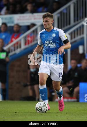 Peterborough, Großbritannien. August 2021. Harrison Burrows (PU) beim Spiel Peterborough United gegen Plymouth Argyle EFL Cup, im Weston Homes Stadium, Peterborough, Cambridgeshire. Kredit: Paul Marriott/Alamy Live Nachrichten Stockfoto