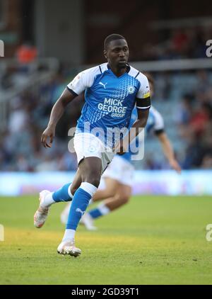 Peterborough, Großbritannien. August 2021. Idris Kanu (PU) beim Spiel Peterborough United gegen Plymouth Argyle EFL Cup, im Weston Homes Stadium, Peterborough, Cambridgeshire. Kredit: Paul Marriott/Alamy Live Nachrichten Stockfoto