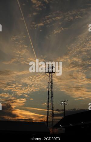 Peterborough, Großbritannien. August 2021. Flutlicht bei Sonnenuntergang beim Spiel Peterborough United gegen Plymouth Argyle EFL Cup, im Weston Homes Stadium, Peterborough, Cambridgeshire. Kredit: Paul Marriott/Alamy Live Nachrichten Stockfoto