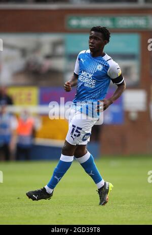 Peterborough, Großbritannien. August 2021. Kwame Poku (PU) beim Spiel Peterborough United gegen Plymouth Argyle EFL Cup, im Weston Homes Stadium, Peterborough, Cambridgeshire. Kredit: Paul Marriott/Alamy Live Nachrichten Stockfoto