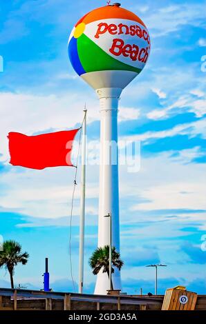 Am Pensacola Beach vor dem Eintreffen des Unwehens Michael am 9. Oktober 2018 in Pensacola, Florida, wird eine rote Flagge gehisst. Stockfoto