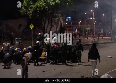 Bogota, Kolumbien, 09/08/2021, Demonstranten, die Schilde aus Holz und Metall verwendeten, um Wasser- und Tränengasbehälter zu bedecken, die von einem bewaffneten Lastwagen der kolumbianischen Bereitschaftspolizei während der Anti-Regierung geschossen wurden, was zu Zusammenstößen zwischen Demonstranten und der kolumbianischen Bereitschaftspolizei (ESMAD) inmitten der Räumung von Demonstranten führte, die während der letzten 3 in den Tibabuyes lagerten Monatelange regierungsfeindliche Proteste im Norden Bogotas, Kolumbien Stockfoto