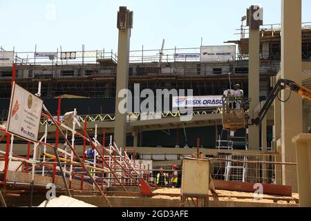 Gizeh, Ägypten. August 2021. Arbeiter bauen am 10. August 2021 im Großen Ägyptischen Museum in Gizeh, Ägypten, ein Spezialgebäude für das Solarboot von König Khufu. Ägyptische Beamte hoben am Dienstag den kürzlich erfolgreichen Transport eines riesigen, zerbrechlichen 4,600 Jahre alten pharaonischen Bootes von einem alten Museum zum neuen Grand Egyptian Museum (GEM) hervor, das fast 10 km entfernt liegt. Das 42 Meter lange und 20 Tonnen schwere Solarboot wurde 1954 neben der Großen Pyramide von Gizeh entdeckt, die König Chufu gehörte. Quelle: Ahmed Gomaa/Xinhua/Alamy Live News Stockfoto