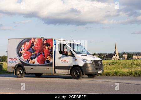 TESCO nach Hause Lieferwagen auf der Straße A2, Lebensmittelgeschäft Lieferung London England Stockfoto