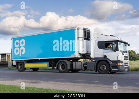 Seitenansicht des Co-Op LKW, LKW auf der A2 in London Greenwich England, Großbritannien Stockfoto