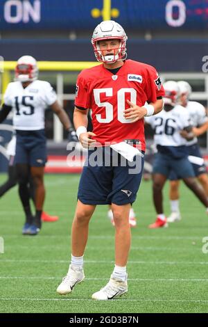 Dienstag, 10. August 2021: New England Patriots Quarterback Mac Jones (50) erstreckt sich im Trainingslager der New England Patriots, das im Gillette Stadium in Foxborough, Massachusetts, stattfindet. Eric Canha/CSM Stockfoto