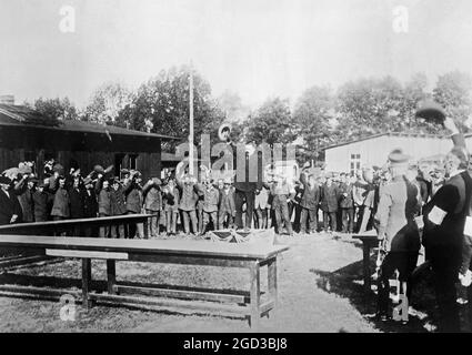 Präsident Ebert von Deutschland, begrüßt die zurückkehrenden deutschen Gefangenen ca. zwischen 1910 und 1925 Stockfoto