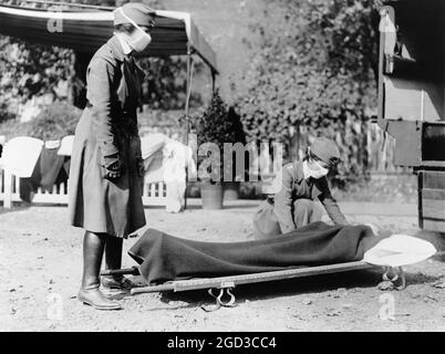 Demonstration an der Roten Kreuzes Emergency Ambulance Station in Washington, D.C., während der Influenza-Pandemie von 1918 Stockfoto