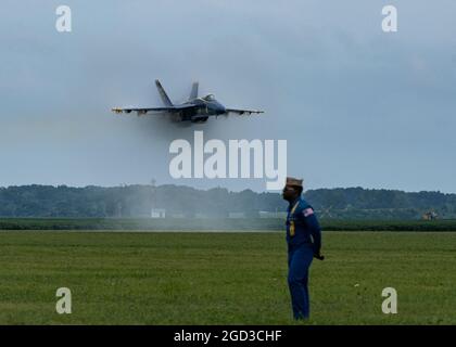 US Navy Commander Ben Walborn, Blue Angels Lead Solo, führt einen Sneak Pass für die Menge auf der Thunder Over Michigan Air Show 2021, 7. August 2021, Willow Run Airport, mich. Die Air Show zeigte auch die US Air Force Thunderbirds, das F-35A Lightning II Demonstration Team, Und dem A-10-Demonstrationsteam. (USA Luftwaffe Foto von Capt. Kip Sumner) Stockfoto